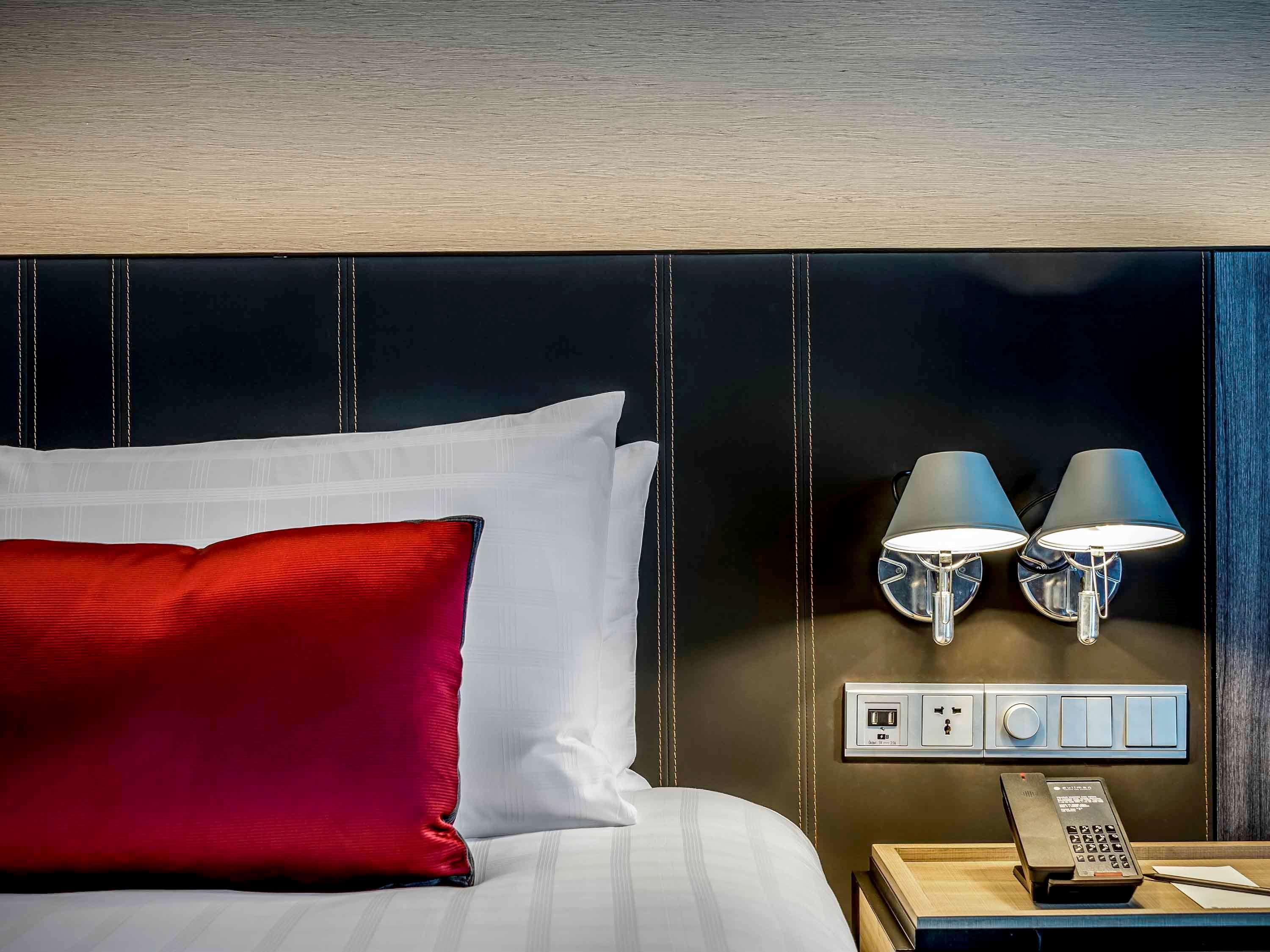 Pullman Bangkok King Power Otel Dış mekan fotoğraf A bed with a red pillow