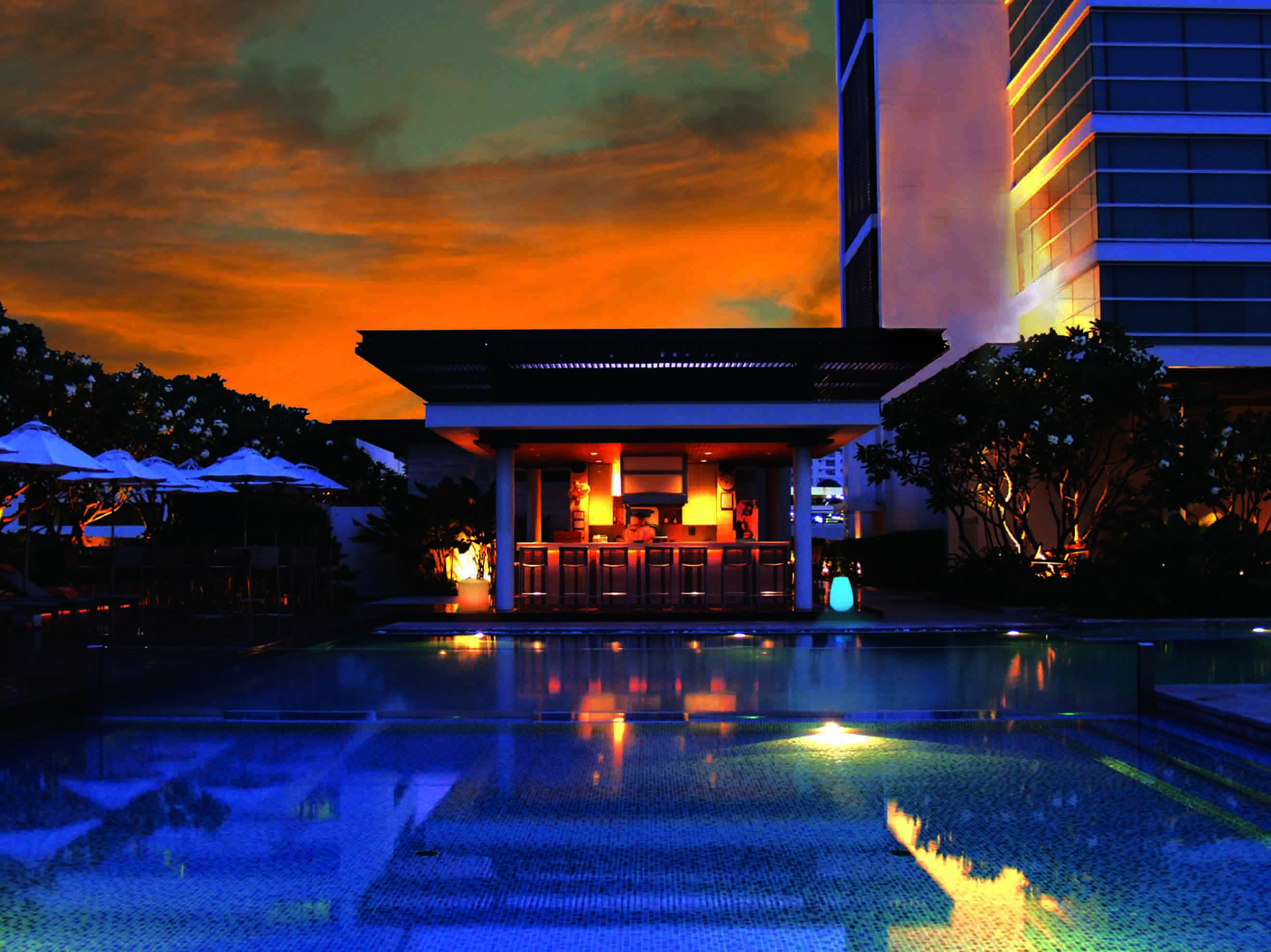 Pullman Bangkok King Power Otel Dış mekan fotoğraf The pool at the hotel