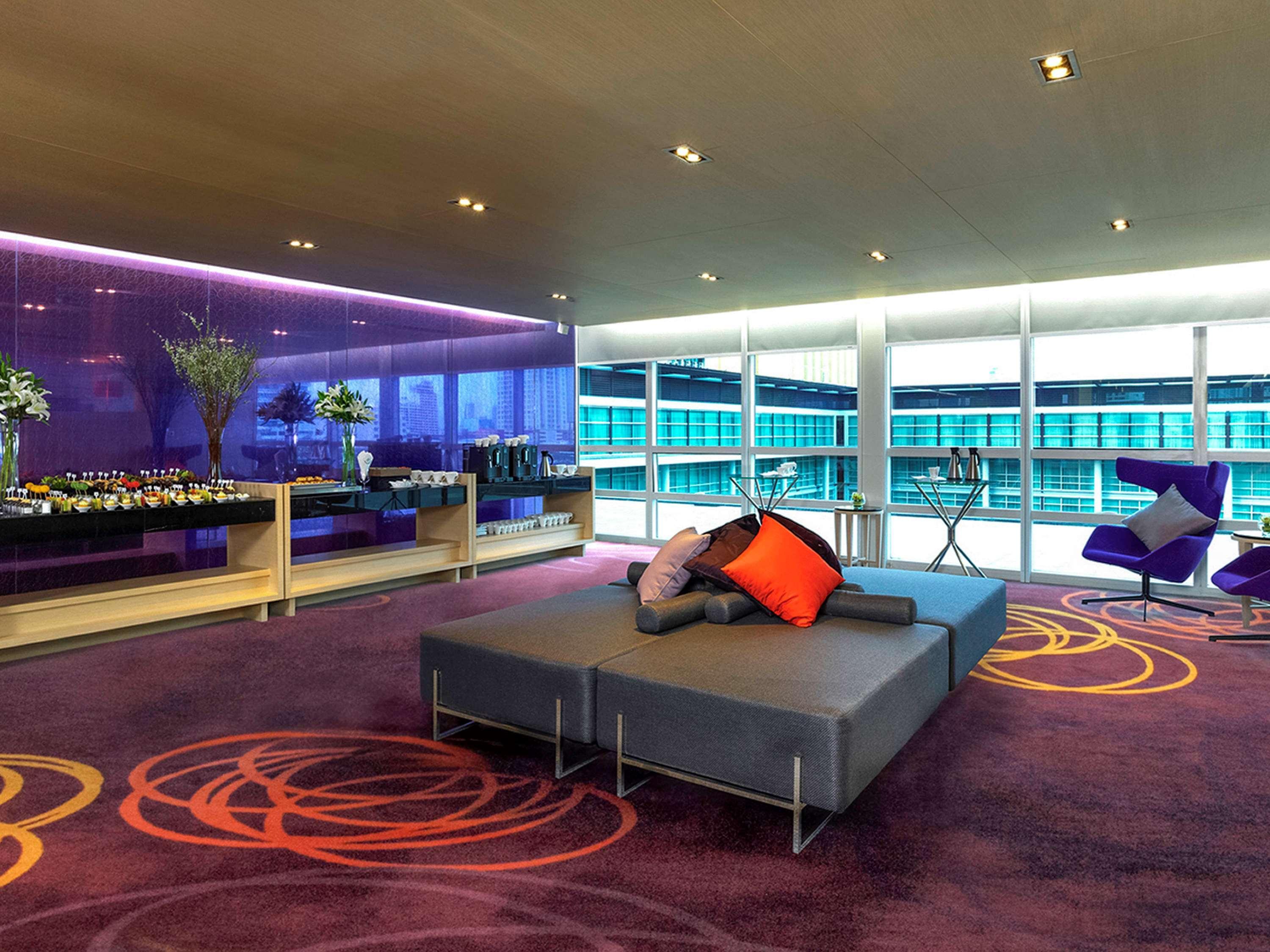 Pullman Bangkok King Power Otel Dış mekan fotoğraf The interior of the W lounge at London Heathrow Airport