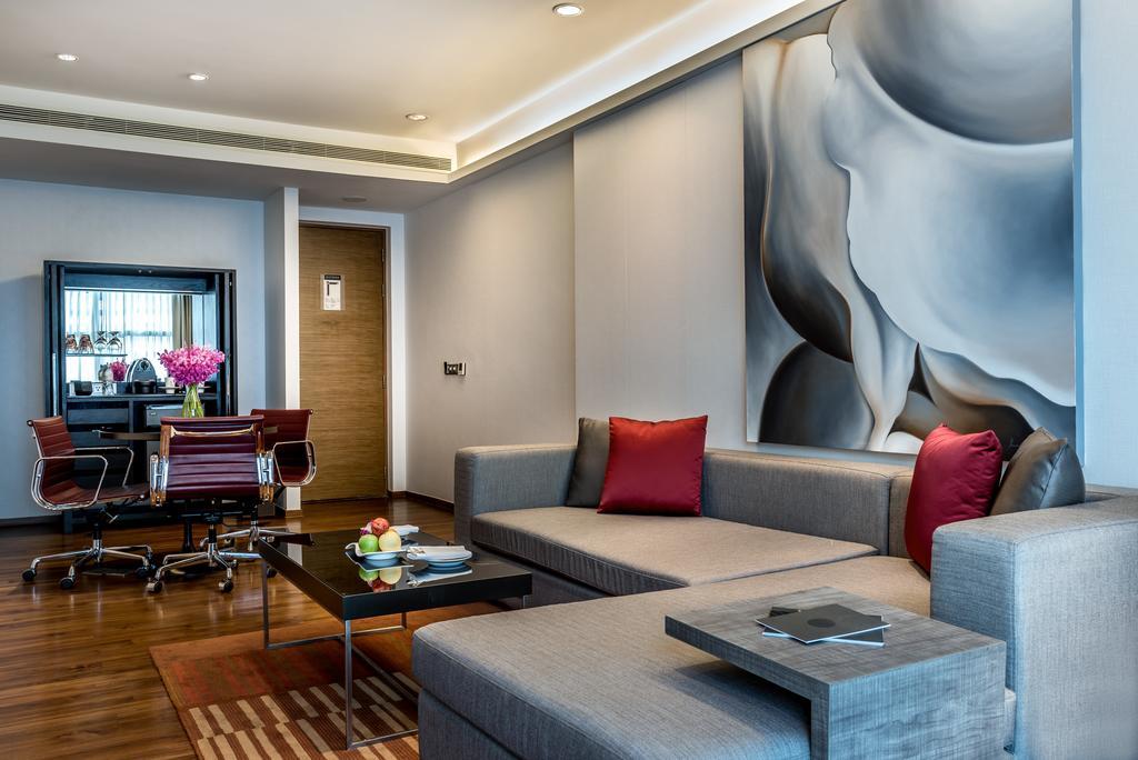 Pullman Bangkok King Power Otel Dış mekan fotoğraf A living room in a suite at the hotel
