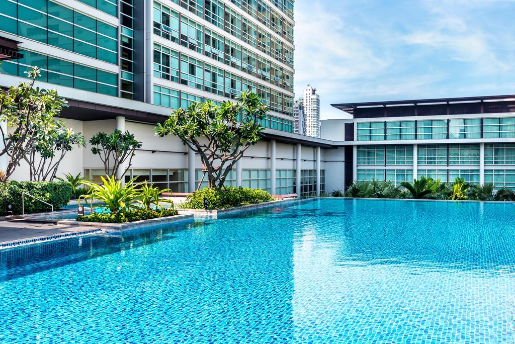 Pullman Bangkok King Power Otel Dış mekan fotoğraf The swimming pool at the hotel